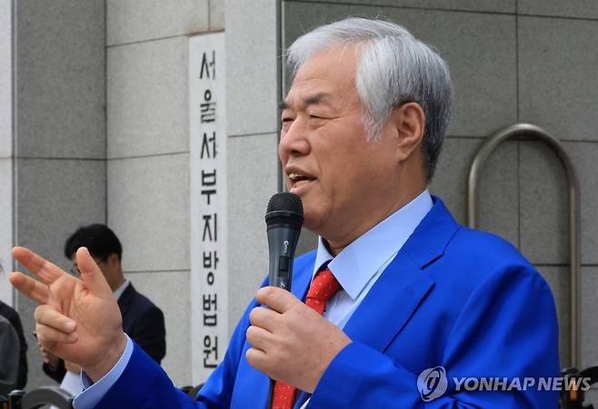 법원 출석 전 발언하는 전광훈 목사 (서울=연합뉴스) 최재구 기자 = 서울서부지법 난동 사태 배후로 지목돼 구속기소 뒤 보석으로 풀려난 전광훈 사랑제일교회 목사가 17일 마포구 서울서부지법에서 열린 재판에 출석하기 앞서 법원 앞에서 발언하고 있다. 2026.4.17 jjaeck9@yna.co.kr