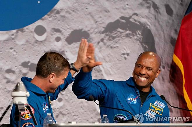 손뼉을 마주치는 '아르테미스 2호' 사령관 리드 와이즈먼과 빅터 글로버 [AFP=연합뉴스. 재판매 및 DB 금지]