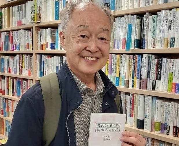 지난해 4월15일 일본 한 서점에서 일본어로 번역된 저서를 손에 든 고인 [유족 제공]