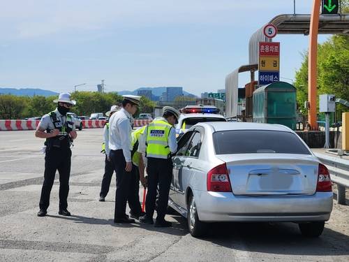 체납차량 단속중인 경찰 [촬영 김준태]