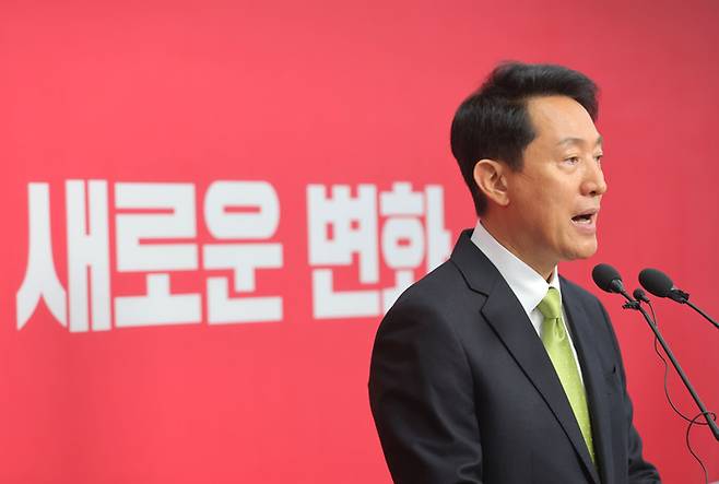 6·3 지방선거 국민의힘 서울시장 후보로 확정된 오세훈 서울시장이 18일 서울 여의도 국민의힘 당사에서 기자회견을 하고 있다. <연합뉴스>