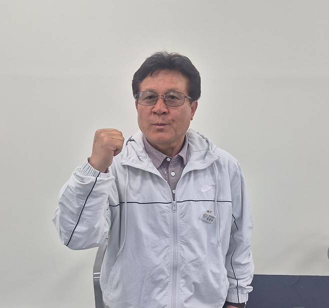 제72회 경기도체육대회 2026 광주 2부에서 종합우승을 거둔 김영우 이천시체육회장이 기념 인터뷰 후 사진을 촬영하고 있다.