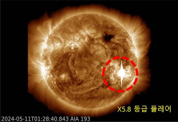 ▲ 태양관측위성(SDO)이 포착한 강력한 태양흑점폭발(플레어) 장면. 2024년 5월 발생한 'X5.8등급 태양흑점폭발' 관측 결과로, 이번 플레어는 가장 높은 등급인 'X 등급'에 속한다. 우주항공청 제공