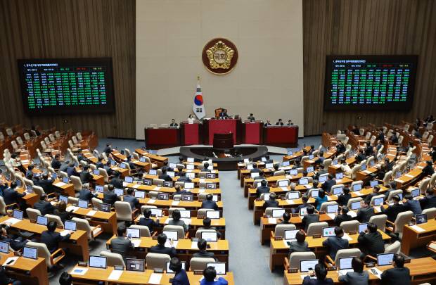 18일 국회에서 열린 4월 임시국회 제6차 본회의에서 공직선거법 일부개정법률안이 통과되고 있다. /연합뉴스