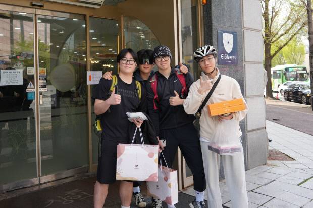 영산강 국토종주 중 광주에 들러 창억떡 본점을 찾은 경남 마산 출신 구윤형(21·사진 왼쪽)씨와 친구들.