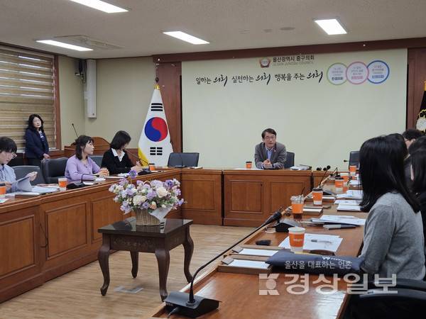 울산 중구가 지난 17일 중구의회 소회의실에서 고유가 피해지원금 지급 긴급회의를 진행하고, 지원 체계를 사전에 점검했다. 울산 중구청 제공