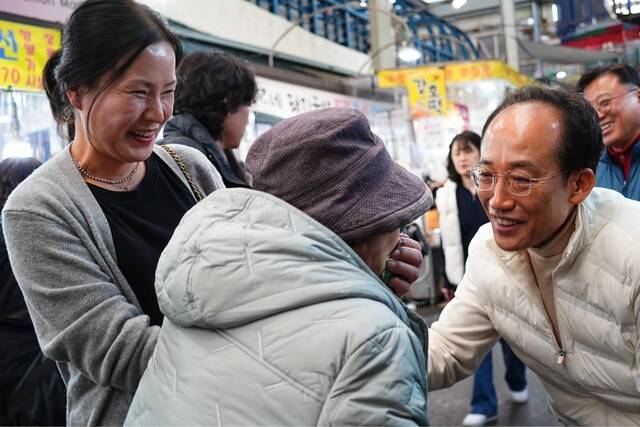 국민의힘 대구시장 예비후보인 추경호 국민의힘 국회의원이 지난 3월 21일 대구 서문시장에서 흰색 점퍼를 입고 유세에 나선 모습. 추경호 의원 페이스북