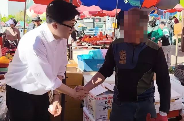 6.3 지방선거와 함께 치러질 가능성이 있는 부산 북갑 국회의원 재보궐선거 출마 하마평에 오른 한동훈 전 국민의힘 대표. 최근 부산 북구 만덕시장을 찾았다. 한동훈 유튜브