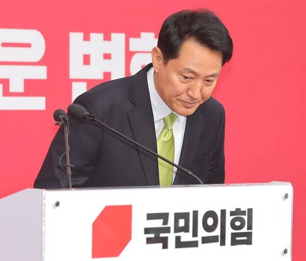 6·3 지방선거 국민의힘 서울시장 후보로 확정된&nbsp;오세훈&nbsp;서울시장이 18일 서울 여의도 국민의힘 당사에서 기자회견에 앞서 연두색 넥타이를 착용하고 인사하고 있다.&nbsp; 연합뉴스