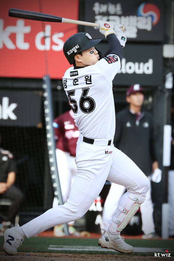 결승타를 날린 장준원(사진=KT)