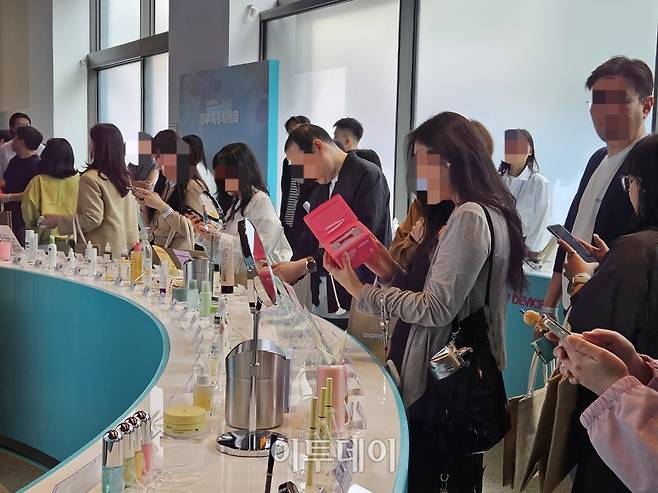 쿠팡 메가뷰티쇼 버추얼스토어에서 방문객들이 제품을 살피며 체험하고 있다.(문현호 기자 m2h@)