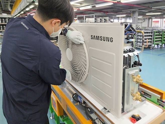 삼성전자가 다가오는 더위로 급증하는 에어컨 수요에 신속히 대응하기 위해 에어컨 생산라인을 풀가동 했다. 사진=삼성전자