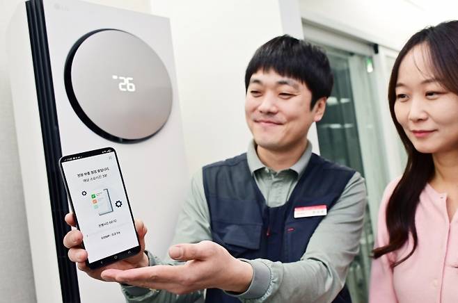 LG전자의 에어컨 사전점검 서비스는 전문 엔지니어가 직접 에어컨의 냉방 성능, 냉매 상태, 전원 및 배선 연결, 필터 및 배수 호스 위생 상태 등을 AI 기술을 활용해 점검한다. 사진=LG전자