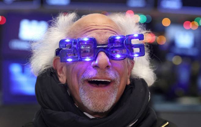 피터 터치먼 뉴욕증권거래소(NYSE) 트레이더가 지난해 12월 31일 뉴욕에서 열린 개장 종소리 행사에서 ‘2026’이라고 적힌 안경을 쓴 채 활작 웃고 있다. (사진=AFP)