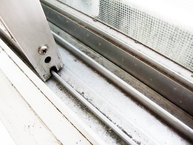 따뜻한 계절이 찾아오며 창문을 여닫는 일이 잦아지면 어느새 방충망에는 희뿌면 오염물이 겹겹이 쌓인다. 사진=게티이미지뱅크