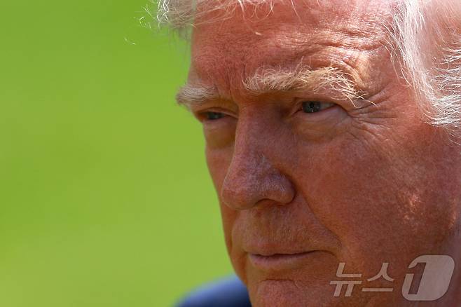 도널드 트럼프 미국 대통령이 지난 16일(현지시간) 워싱턴DC 백악관에서 기자 질문을 듣고 있다. 2026.04.17. ⓒ 로이터=뉴스1