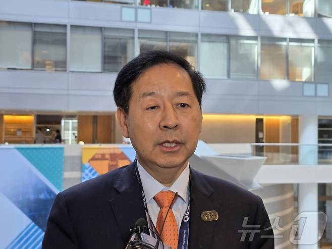 구윤철 부총리 겸 재정경제부 장관이 17일(현지시간) 미국 워싱턴DC 미주개발은행(IDB)에서 열린 주요20개국(G20) 재무장관·중앙은행총재 회의 및 국제통화금융위원회(IMFC) 회의 참석 중 한국 특파원들의 질문에 답하고 있다. ⓒ 뉴스1 류정민 특파원