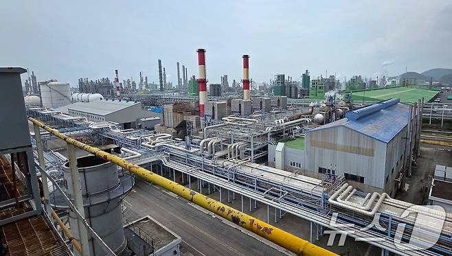 1일 전남 여수시 여수국가산단 내 여천NCC에서 나프타 가공 설비가 가동되고 있다. (더불어민주당 제공. 재판매 및 DB 금지) 2026.4.1 ⓒ 뉴스1 유승관 기자