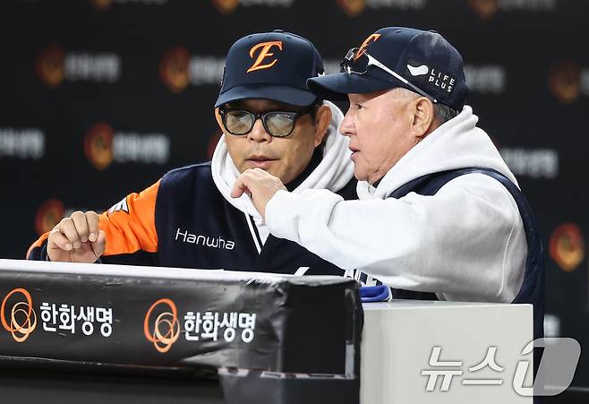 김경문 한화 감독(오른쪽)과 양상문 1군 투수코치.  ⓒ 뉴스1 김도우 기자