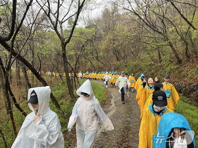 '남도길(다산 유배길) 걷기'에 학생들이 비옷을 입고 참여하고 있다.(전남교육청 제공, 재판매 및 DB금지)/뉴스1