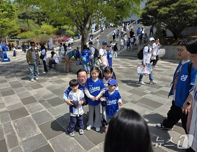 김부겸 더불어민주당 대구시장 후보가 18일 대구 삼성라이온즈파크를 찾아 시민들과 소통하고 있다. (김부겸 희망캠프 제공. 재판매 및 DB 금지) 2026.4.18/뉴스1