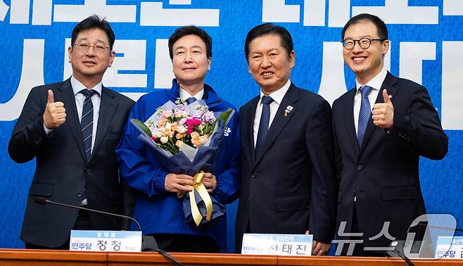 정청래 더불어민주당 대표가 17일 서울 여의도 국회에서 열린 제1차 인재영입식에서 전태진 변호사와 기념 촬영을 하고 있다. 2026.4.17 ⓒ 뉴스1 유승관 기자