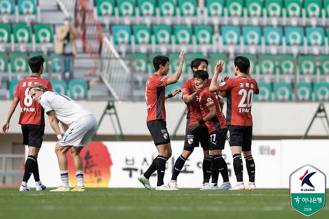 부산 아이파크가 18일 부산 구덕운동장에서 열린 수원FC와 홈 경기에서 승리 후 기뻐하고 있다. (한국프로축구연맹 제공)