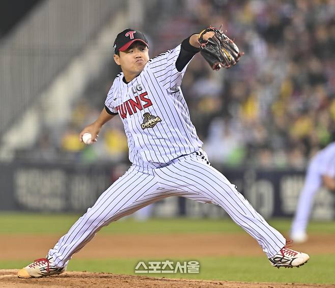 LG 투수 장현식이 1일 서울 잠실구장에서 열린 2026 KBO리그 KIA전 6회 역투하고 있다. 잠실 | 최승섭기자 thunder@sportsseoul.com