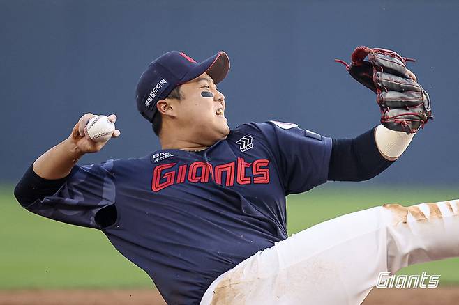 롯데 한동희가 15일 서울 잠실구장에서 열린 2026 KBO리그 정규시즌 LG전 1회말 2사 때 오스틴의 타구를 몸을 날려 잡은 후 넘어진 채 송구하고 있다. 사진 | 롯데 자이언츠