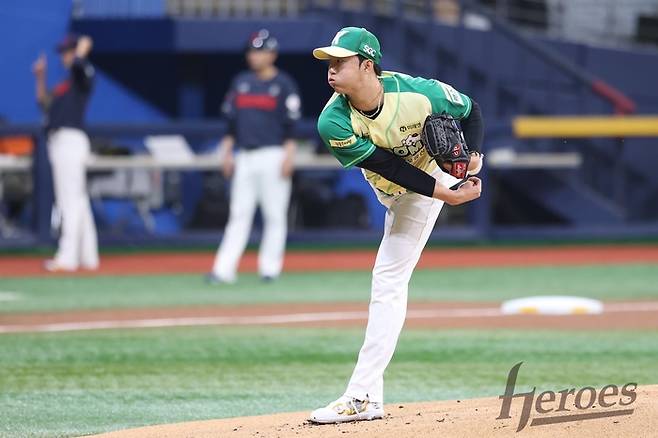 키움 안우진이 12일 서울 고척스카이돔에서 열린 2026 KBO리그 정규시즌 롯데전 선발 등판해 역투하고 있다. 사진 | 키움 히어로즈