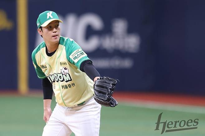 키움 안우진이 12일 서울 고척스카이돔에서 열린 2026 KBO리그 정규시즌 롯데전에 선발 등판해 공을 받고 있다. 사진 | 키움 히어로즈