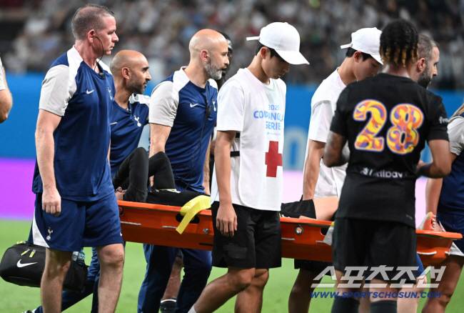 지난해 8월 3일 뉴캐슬과의 프리시즌 매치에서 들것에 실려나가고 있는 매디슨   스포츠조선DB