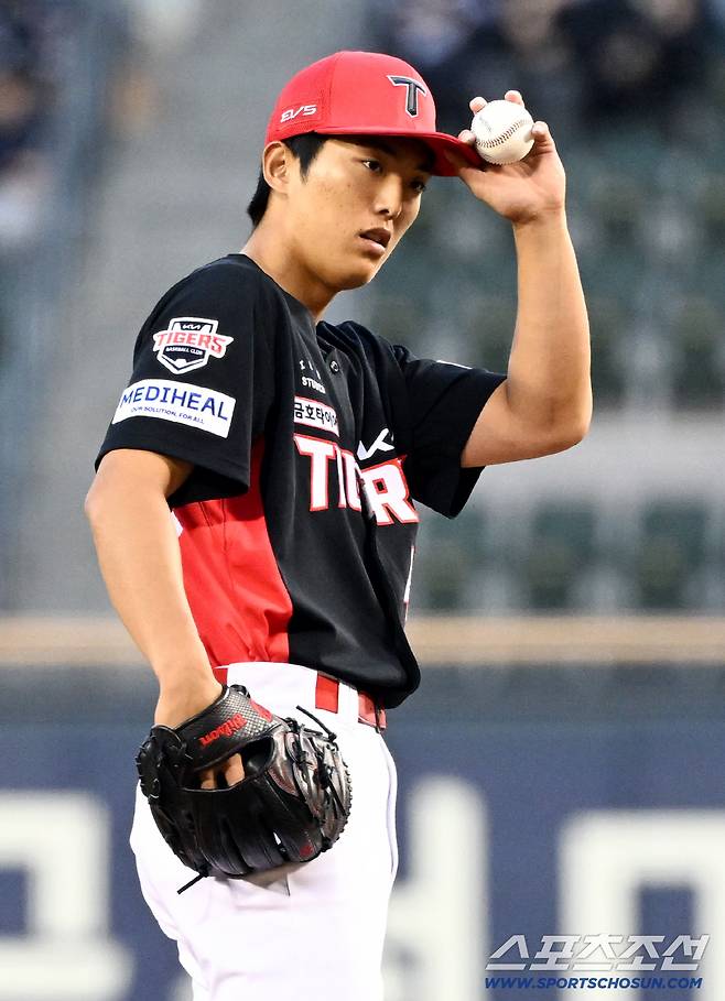 비장한 표정으로 잠실 마운드에 오른 이의리 표정은 비장했다.