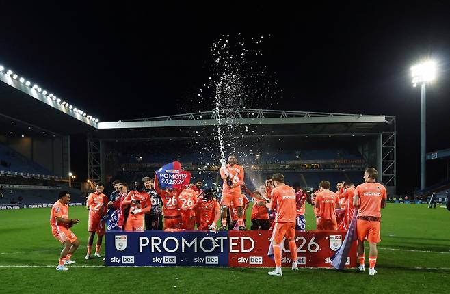 승격 세리머니 중인 코번트리 선수들   로이터  <저작권자(c) 연합뉴스, 무단 전재-재배포, AI 학습 및 활용 금지>