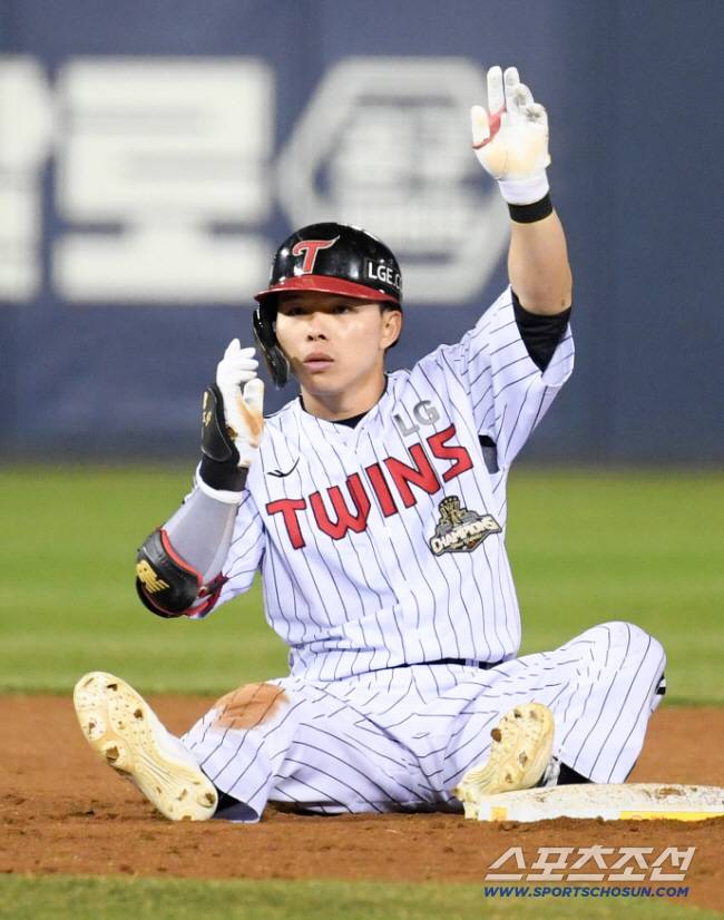 1일 잠실구장에서 열린 LG와 KIA의 경기. 7회말 LG 문성주가 안타를 날린 뒤 2루를 노렸지만 태그아웃 당하고 있다. 잠실=박재만 기자 pjm@sportschosun.com/2026.04.01/