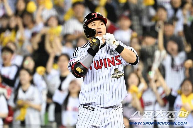 16일 잠실구장에서 열린 LG와 롯데의 경기. 6회말 2사 만루 LG 문성주가 안타를 날린 뒤 환호하고 있다. 잠실=박재만 기자 pjm@sportschosun.com/2026.04.16/