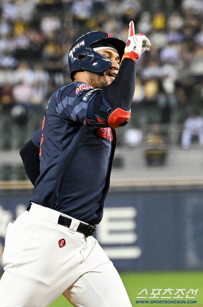 16일 잠실구장에서 열린 LG와 롯데의 경기. 6회초 1사 1루 롯데 레이예스가 투런포를 날린 뒤 환호하고 있다. 잠실=박재만 기자 pjm@sportschosun.com/2026.04.16/