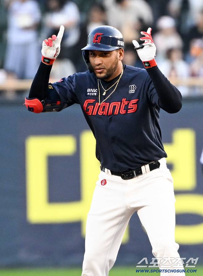 16일 잠실구장에서 열린 LG와 롯데의 경기. 1회초 롯데 레이예스가 안타를 날린 뒤 환호하고 있다. 잠실=박재만 기자 pjm@sportschosun.com/2026.04.16/