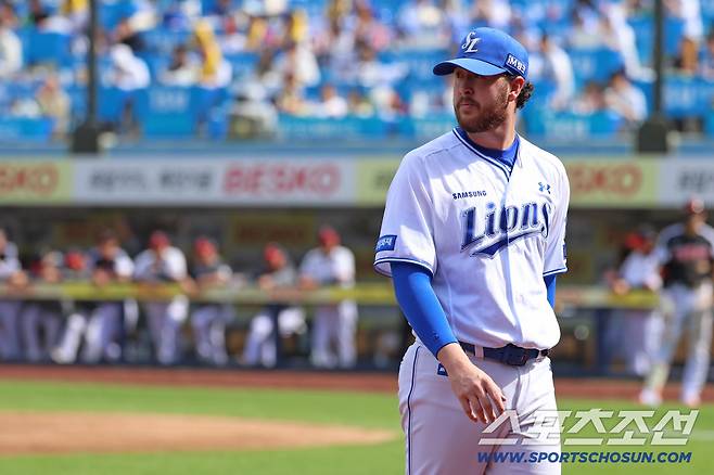 삼성 오러클린이 4회초 헤드샷 퇴장을 당한 뒤 마운드를 내려가고 있다. 사진제공=삼성 라이온즈