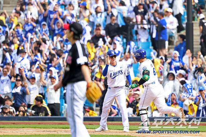 삼성 전병우가 5-0을 만드는 스리런포를 쳤을 때 임찬규가 외야를 바라보고 있다. 사진제공=삼성 라이온즈