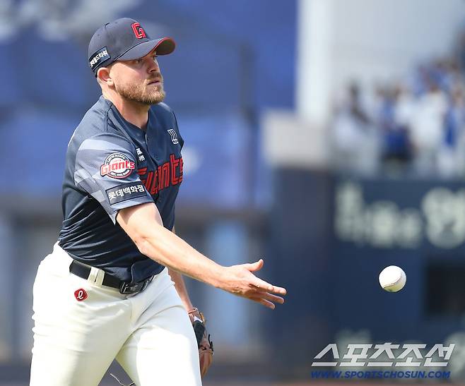 29일 대구 삼성라이온즈파크에서 열린 삼성과 롯데의 경기. 4회말 삼성 디아즈 투수 앞 땅볼로 직접 아웃 시키는 롯데 선발 비슬리. 대구=송정헌 기자songs@sportschosun.com/2026.03.29/