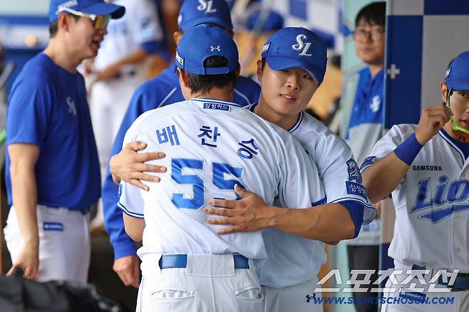삼성 라이온즈 이승민이 18일 LG 트윈스전서 5회초 위기상황을 막고 내려온 배찬승을 안아주고 있다.  사진제공=삼성 라이온즈