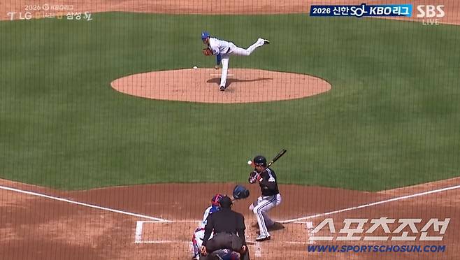 LG 트윈스 오지환이 4회초 삼성 선발 오러클린의 직구가 머리쪽으로 오자 피했으나 헬멧에 맞았다. SBS 중계방송 화면 캡쳐