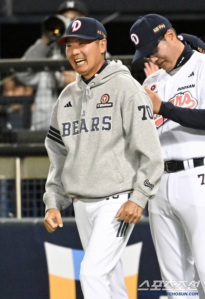 18일 잠실구장에서 열린 두산과 KIA의 경기. 10회말 1사 1,2루 두산 이유찬의 끝내기 안타로 승리한 두산 김원형 감독이 환호하고 있다. 잠실=박재만 기자 pjm@sportschosun.com/2026.04.18/