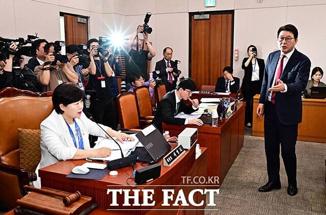 신동욱 국민의힘 의원이 지난 16일 국회에서 열린 '윤석열 정권 정치검찰 조작기소 의혹 사건 진상규명 국정조사특별위원회'의 대장동·김용 전 민주연구원 부원장·위례신도시 조작기소 의혹 사건 청문회에 참석해 서영교 위원장에게 발언권 관련 항의를 하고 있다. /배정한 기자