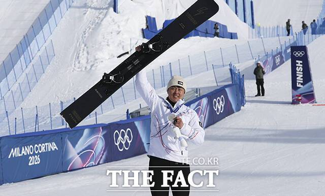 스노보드 은메달리스트 김상겸이 시상식에서 포즈를 취하고 있다./뉴시스