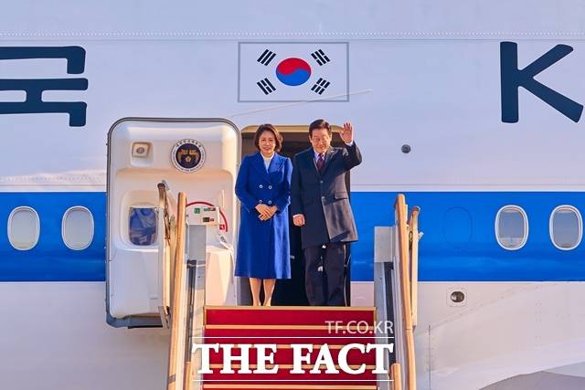 이재명 대통령은 지난 10일 이스라엘군의 반인권적 행위를 담은 영상을 공유하며 "우리가 문제 삼는 위안부 강제, 유태인 학살이나 전시 살해는 다를 바가 없다"고 밝혔다. 의도를 두고 해석이 분분한 가운데 이 대통령이 관련 언급을 이어가며 논란은 계속되고 있다. /청와대