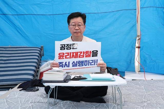 더불어민주당 전북특별자치도지사 경선에서 탈락한 안호영 의원이 지난 11일 이원택 후보의 '식비 대납 의혹'을 받는 이 후보의 재감찰을 촉구하는 단식에 나섰다. /뉴시스