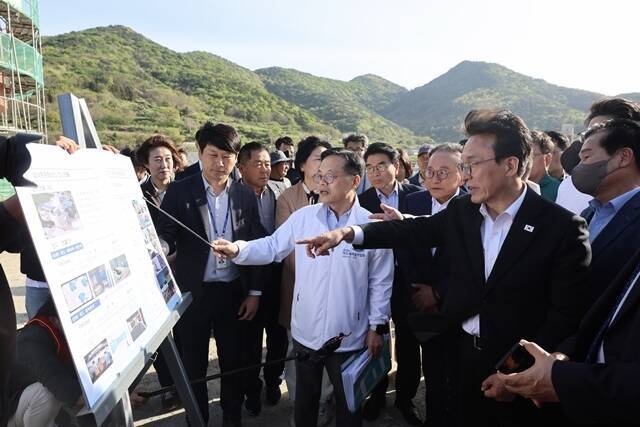 김 총리는 현장 점검에서 "우리가 정부를 인수하기 전에도 APEC(아시아태평양경제협력체) 행사가 지난 정부에서 부실하게 준비되는 것 아닌가 우려를 크게 하고 있었다"며 "대선 기간에도 행사 준비 과정에 대해 살펴보던 경험이 있다"고 말하기도 했다. /총리실