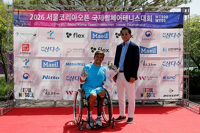 서울코리아오픈 단복식 2관왕에 오른 푸엔테와 강우철 한국시니어테니스연맹 회장